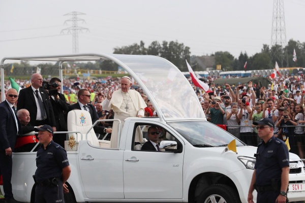 papież franciszek w brzegach